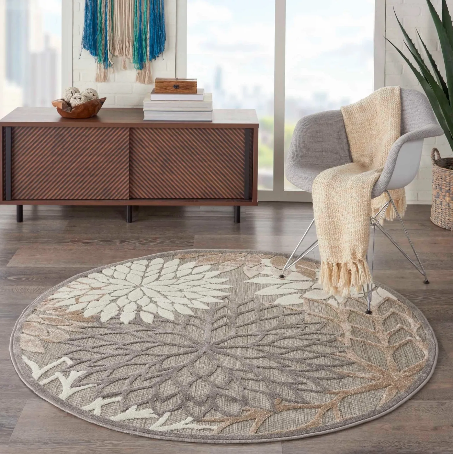 7'10" Round Area Rug