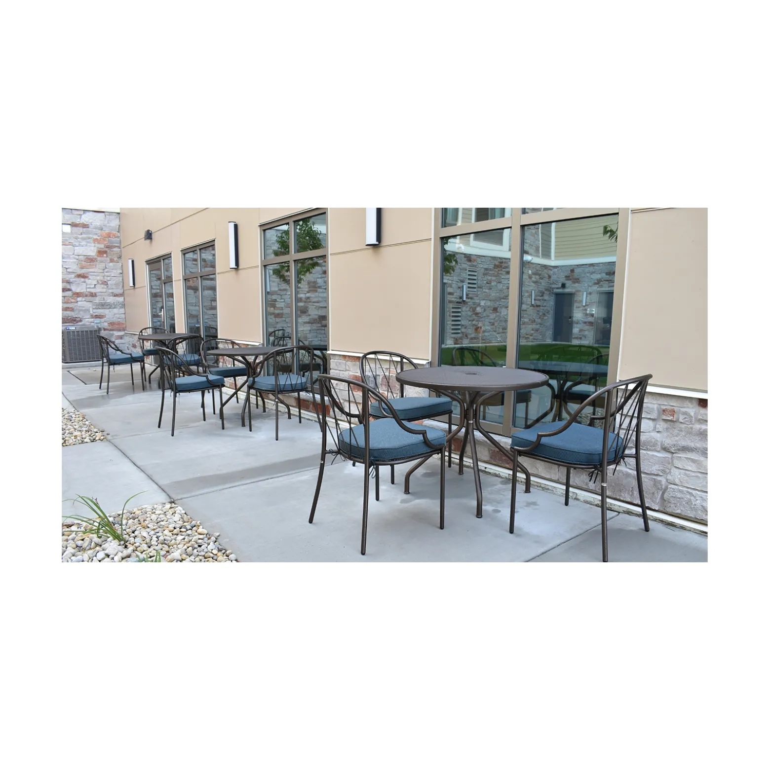 Cambi 32" Round Umbrella Table